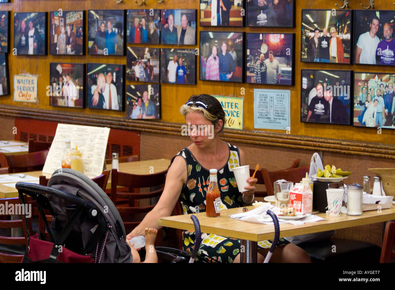 Mère et Bébé à l'intérieur Katz delicatessen NEW YORK NY USA Banque D'Images