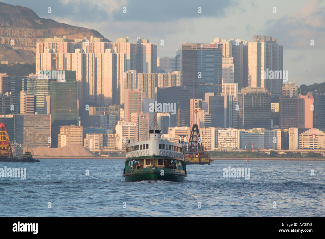 Star Ferry traversant le port de Victoria avec des gratte-ciel derrière Hong Kong SAR Chine Banque D'Images