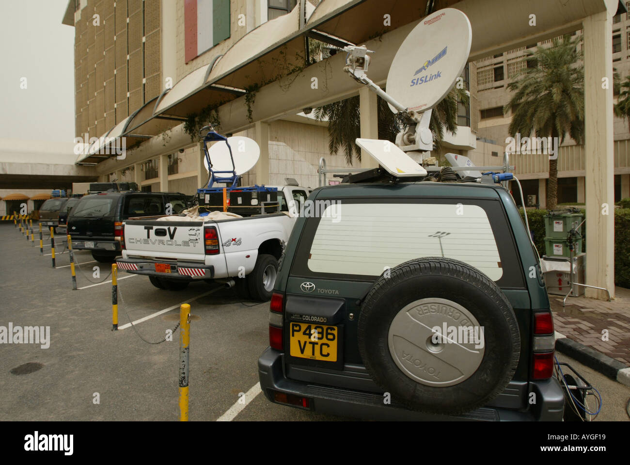 Les équipes de télévision de transmetteurs par satellite et d'engins pour couvrir la guerre en Irak à l'hôtel Sheraton à Koweït Banque D'Images