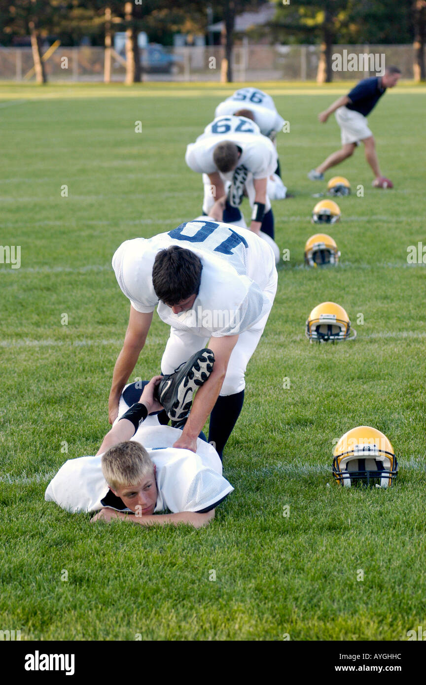 Joueurs de football avec des exercices d'échauffement avant de jouer à un jeu Banque D'Images Joueurs de football avec des exercices d'échauffement avant de jouer à un jeu Banque D'Images