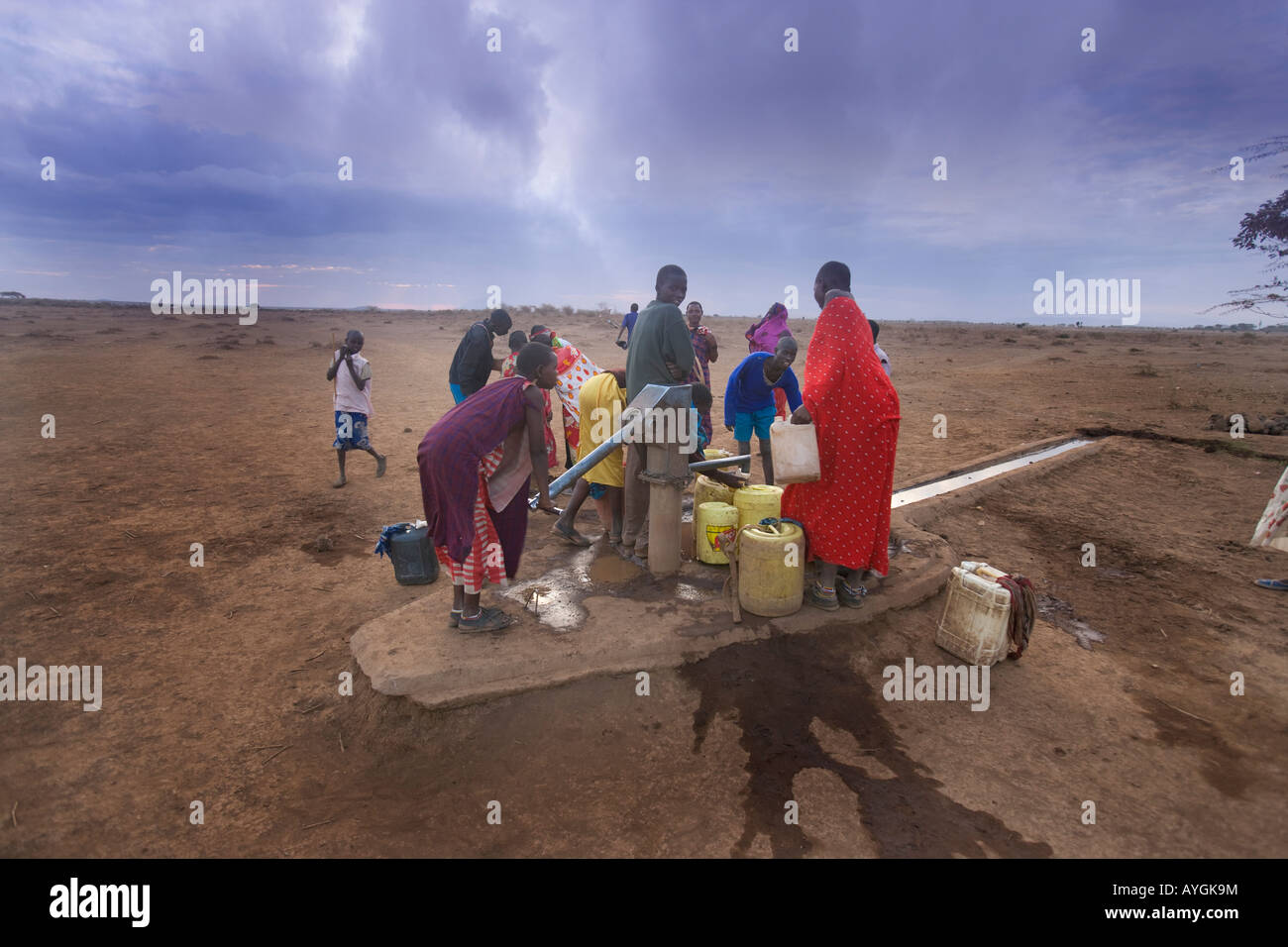 Les villageois Samburu à une pompe à eau, Samburu Game Reserve, Kenya Banque D'Images