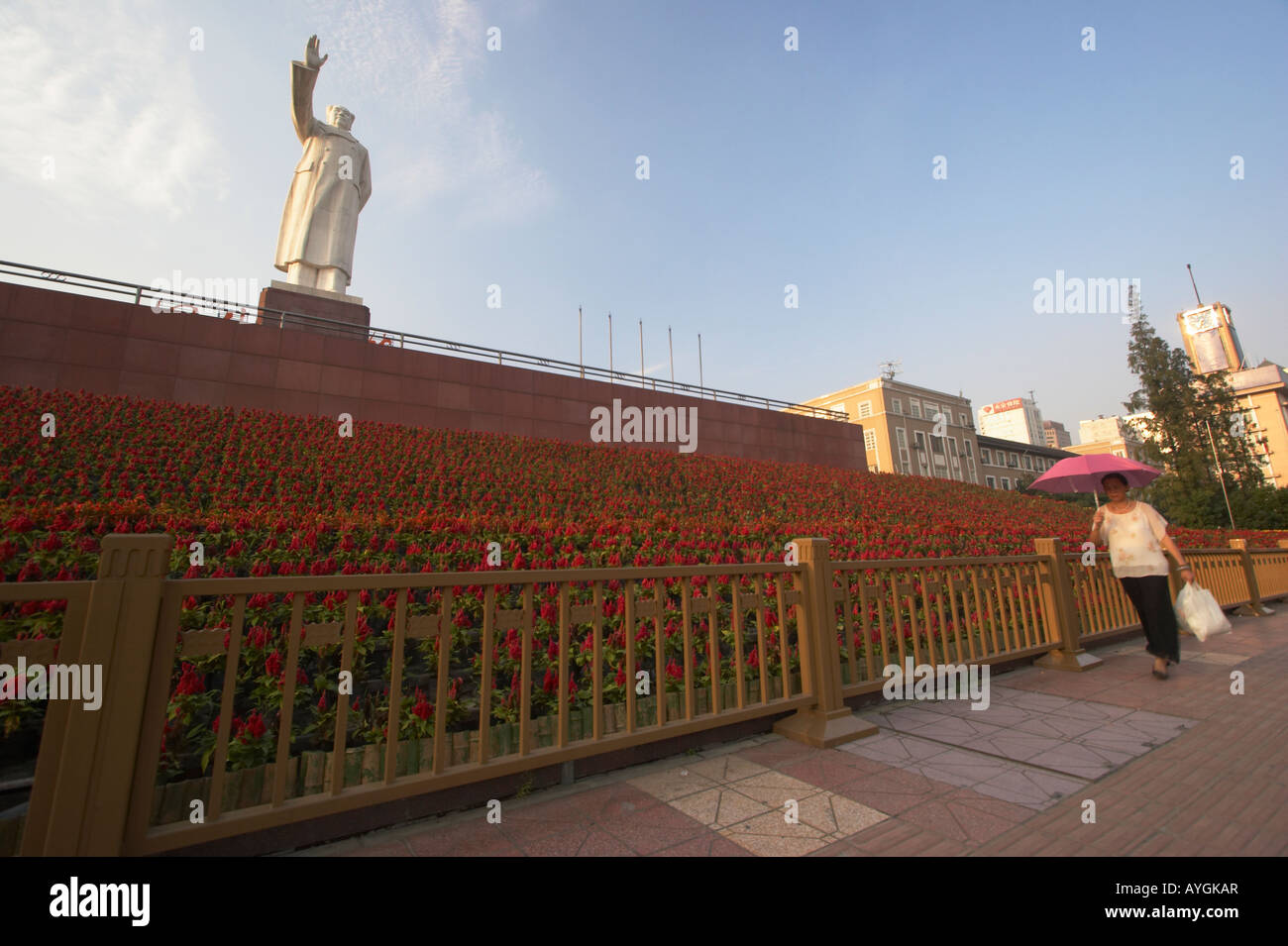 Femme marche passé Statue de Mao Zedong dans Tianfu Square, Chengdu, Chine Banque D'Images