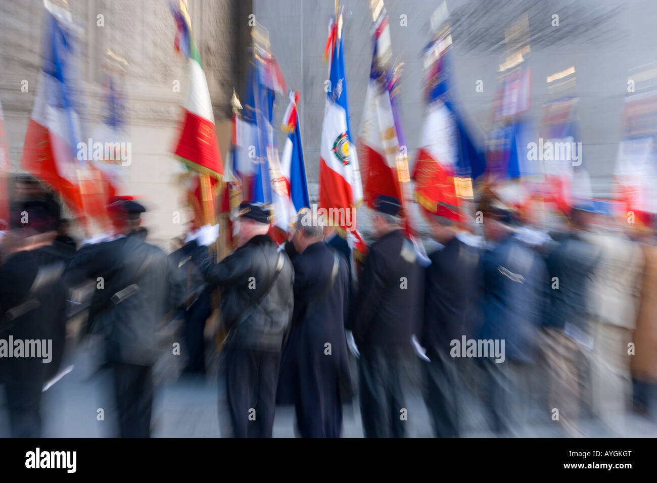 Cérémonie militaire français à l'Arc de Triomphe, Paris, France Banque D'Images