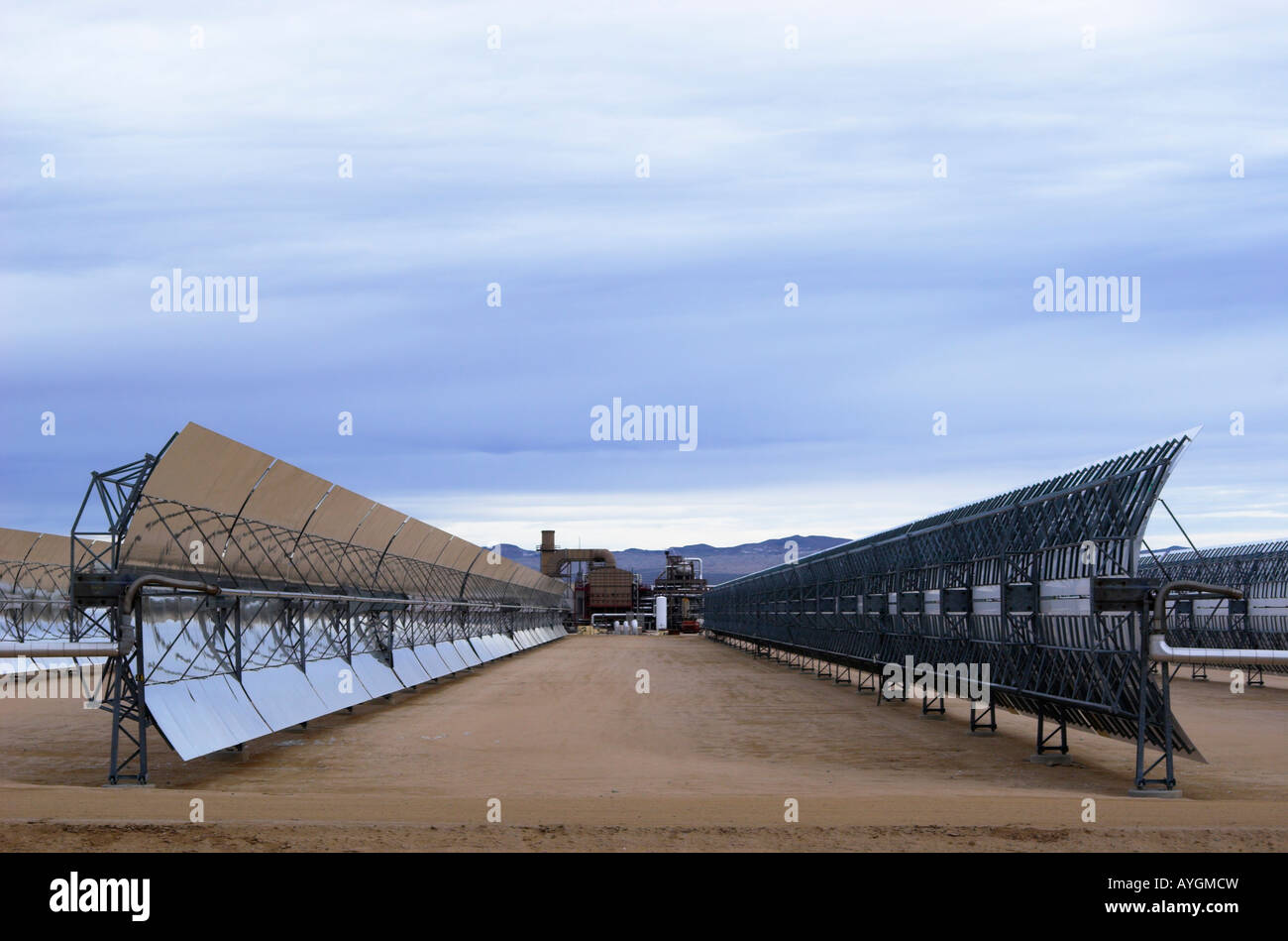 Les systèmes de production d'électricité solaire à Harper Lake, désert de Mojave, Californie, USA Banque D'Images