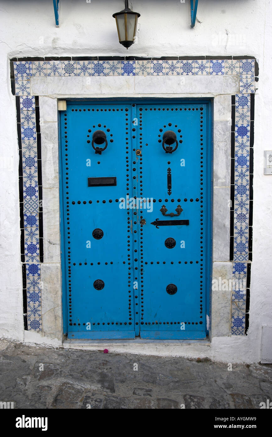 Avec porte cloutée bleu et noir tuile décorée heurtoirs surround village  Sidi Bou Said Tunisie Photo Stock - Alamy