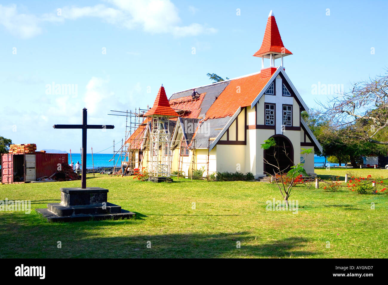 La jolie petite église catholique de Notre Dame Auixiliatrice à Cap Malheureux, dans le Nord de l'Ile Maurice en cours de restauration Banque D'Images