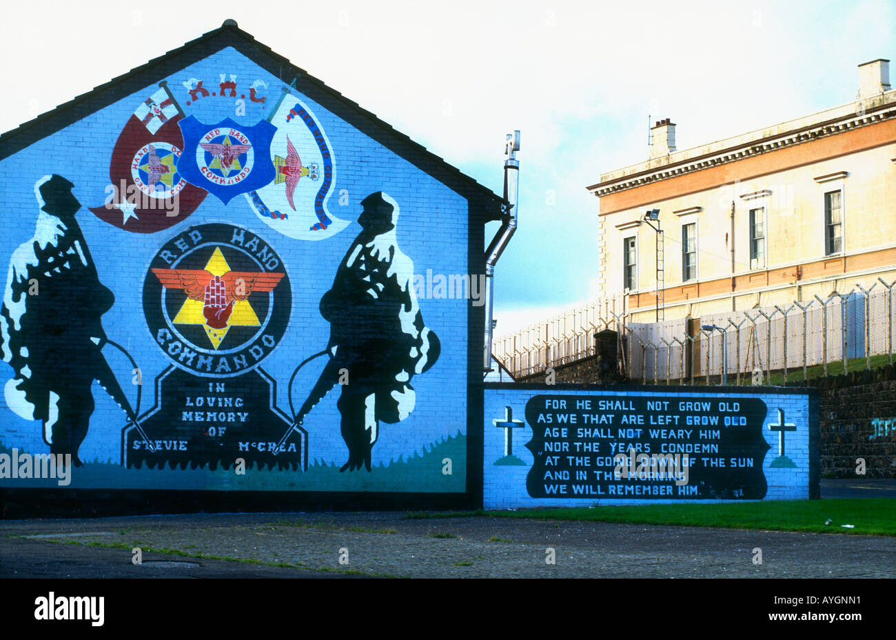 Murales sur les rues de Shankhill Road illustrant les luttes des paramilitaires loyalistes de l'Ouest de Belfast en Irlande du Nord Banque D'Images