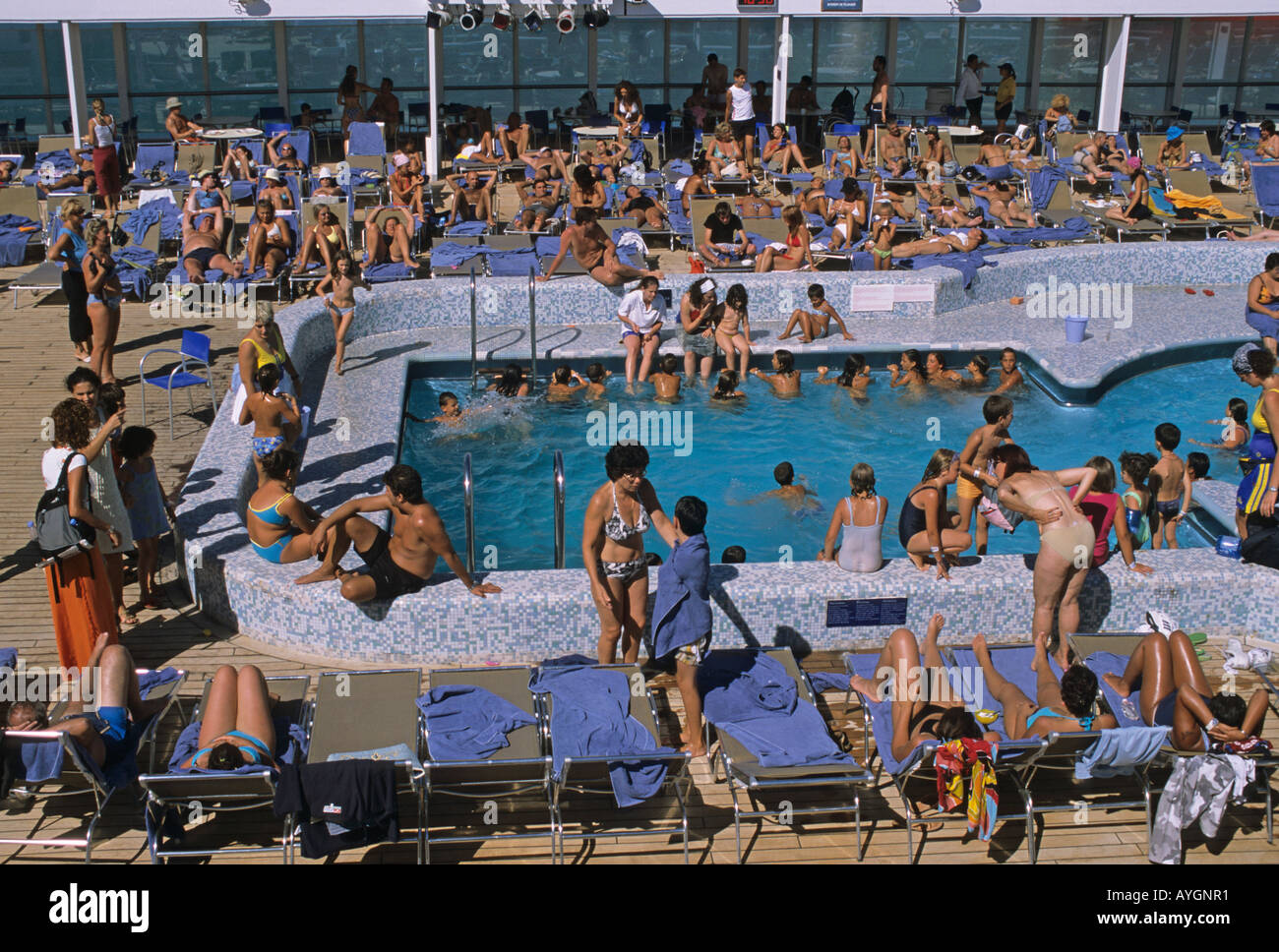 La piscine bondée du bateau de croisière Costa Victoria Banque D'Images