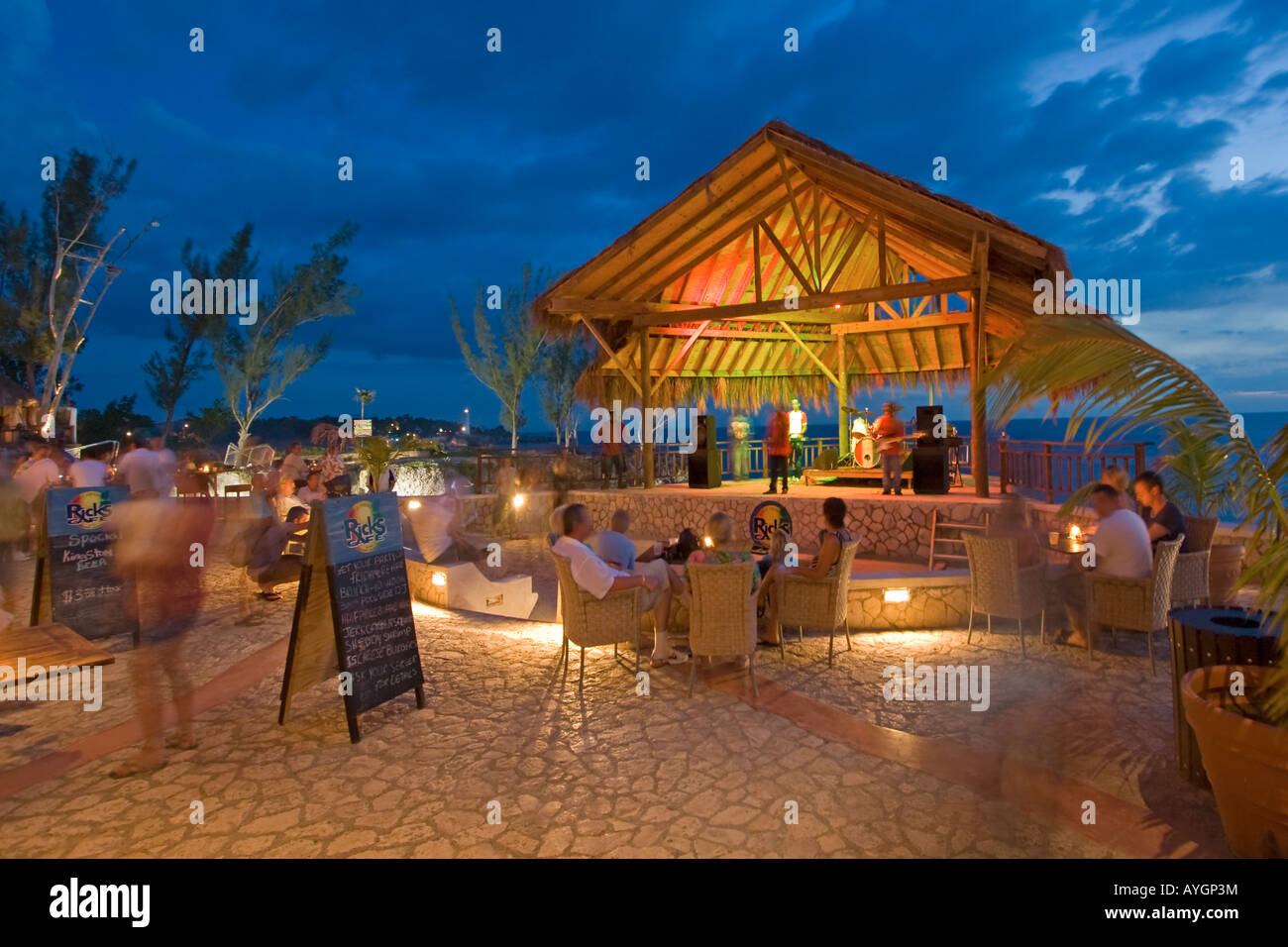 La Jamaïque Negril Ricks Cafe bar en plein air au coucher du soleil vue groupe jouant de Reggae Banque D'Images
