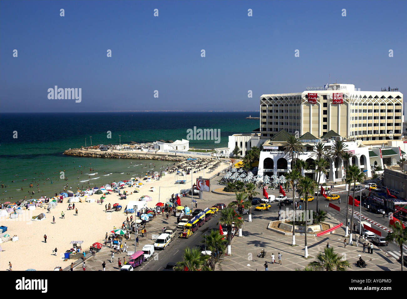 Luxury Beachfront Hôtel Abou Nawas Boujaffar Sousse en Tunisie avec la nouveauté heureux Noddy Train à Port El Kantaoui à l'avant Banque D'Images