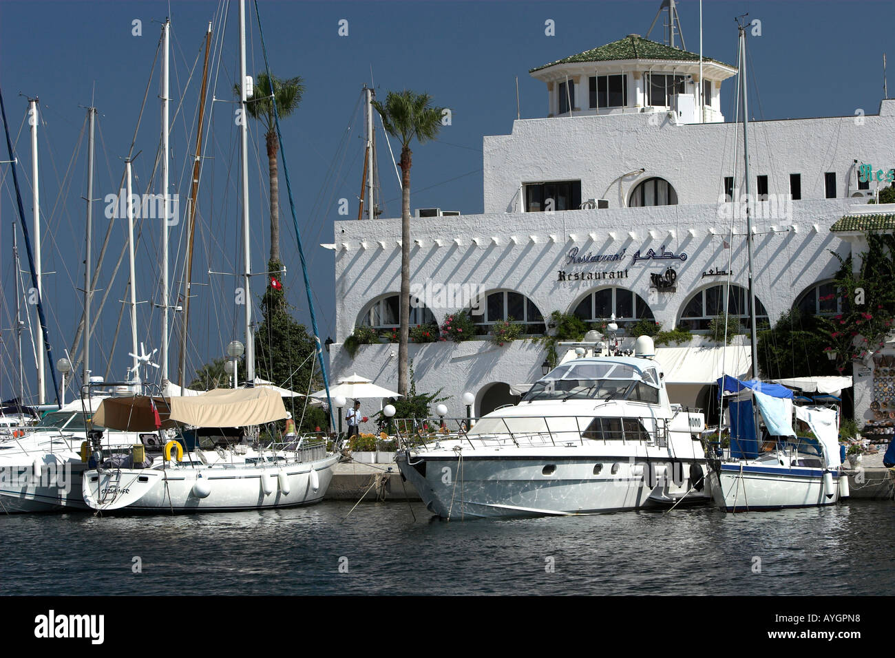 Yachts et bateaux de puissance liée à l'extérieur restaurant Marina Kantaoui Tunisie Banque D'Images