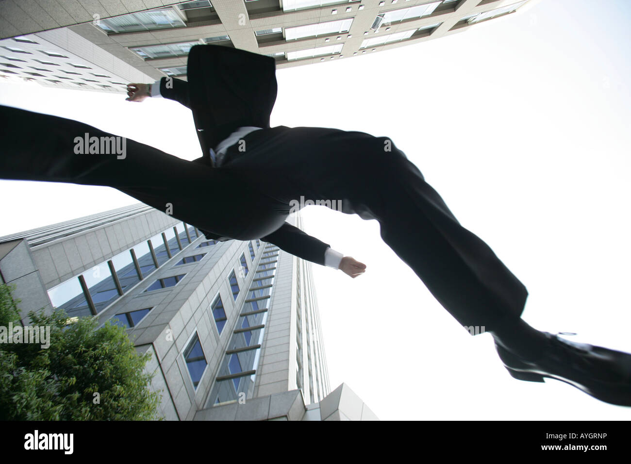 Businessman jumping outdoors, directement en dessous Banque D'Images