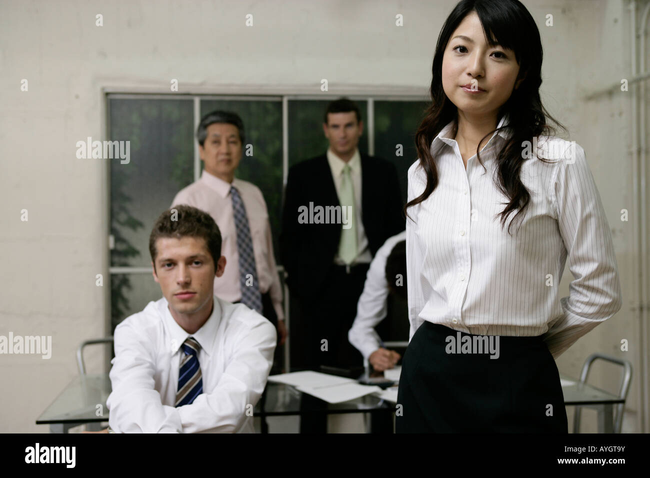 Portrait de cinq personnes debout dans la salle de conférence Banque D'Images