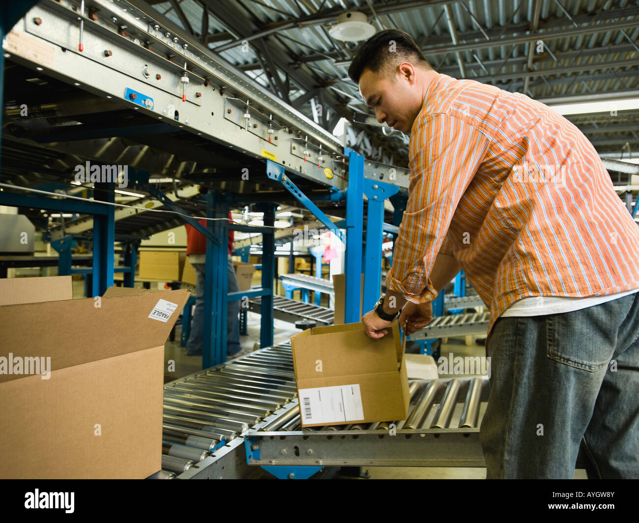Asian male factory worker checking product Banque D'Images