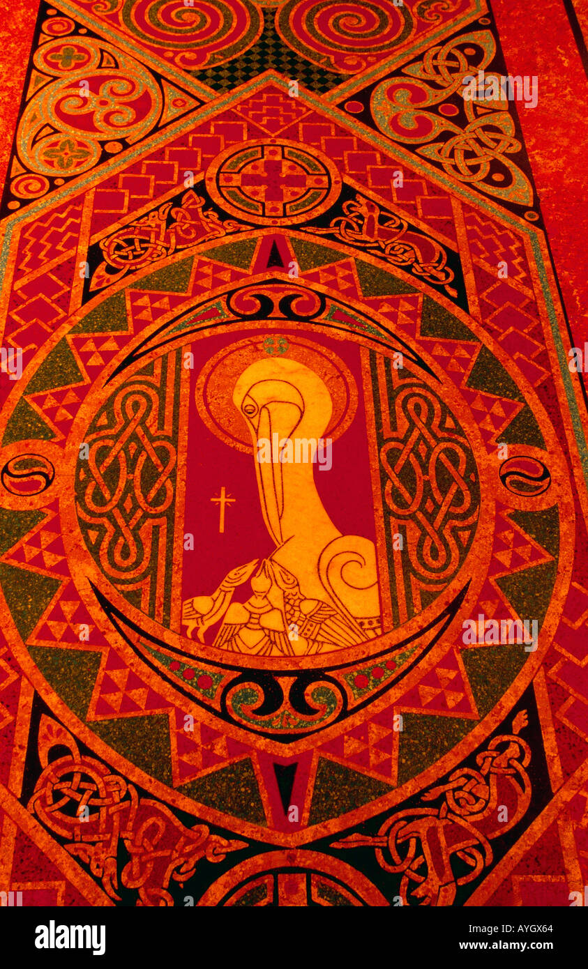 Sydney Nouvelle-Galles du Sud Australie crypte de la cathédrale St Mary avec plancher de la mosaïque de Terazzo incrusté d'une croix celtique et de médaillons représentant des jours de création inspirés Banque D'Images