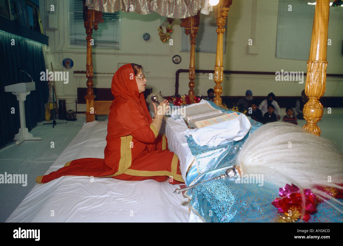 Angleterre London Tooting Kalsa Center Woman Reading Guru Granth Sahib Banque D'Images