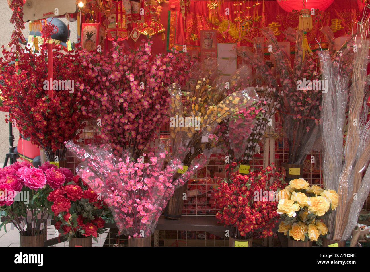 Fleurs en plastique populaires comme décoration pendant le nouvel an chinois fête du printemps Banque D'Images
