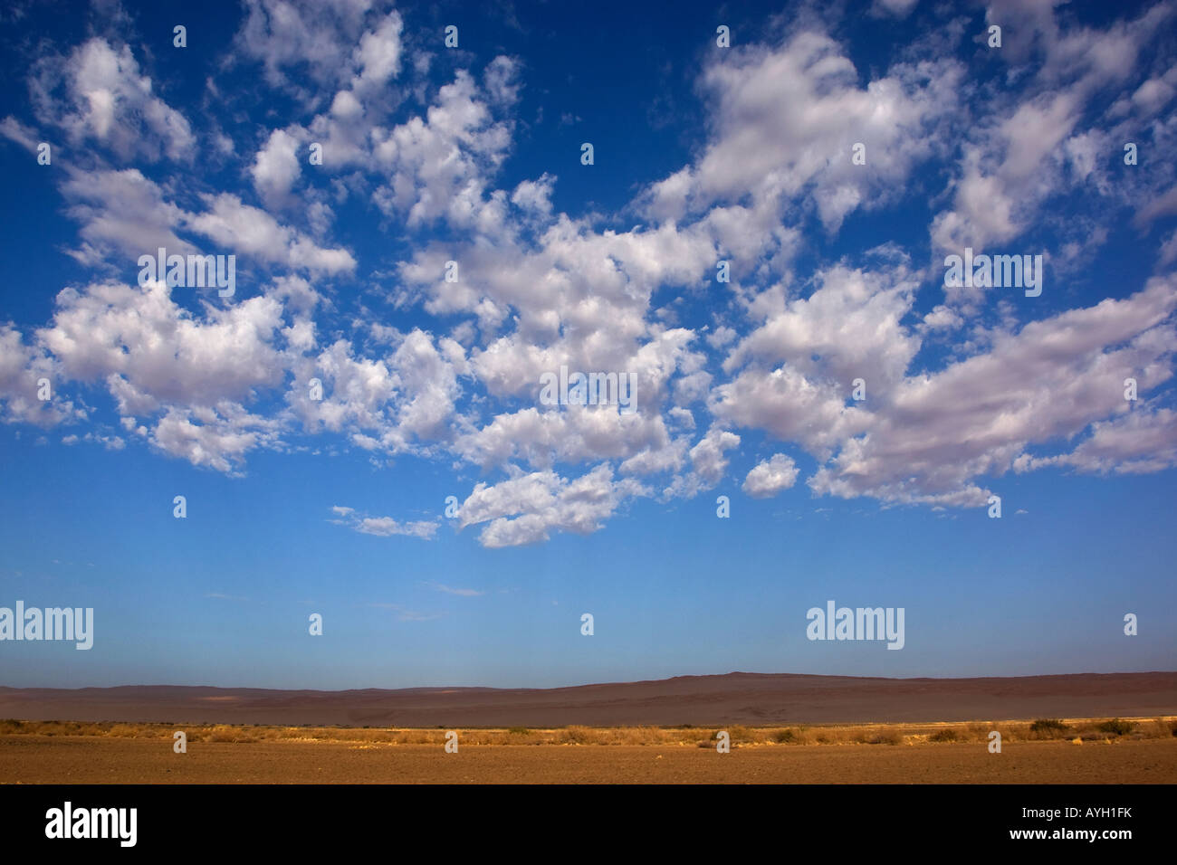 Nuages dans le ciel bleu, Désert du Namib, Namibie, Afrique Banque D'Images