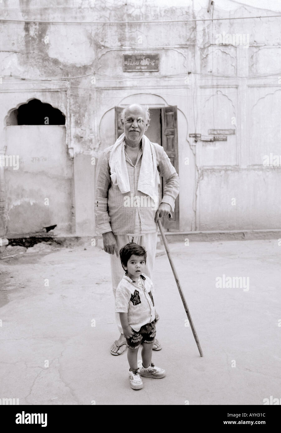 La photographie de voyage documentaire - un grand-père et son petit-fils à Jaipur au Rajasthan en Inde en Asie du Sud. La vie des gens Reportage Vie Banque D'Images