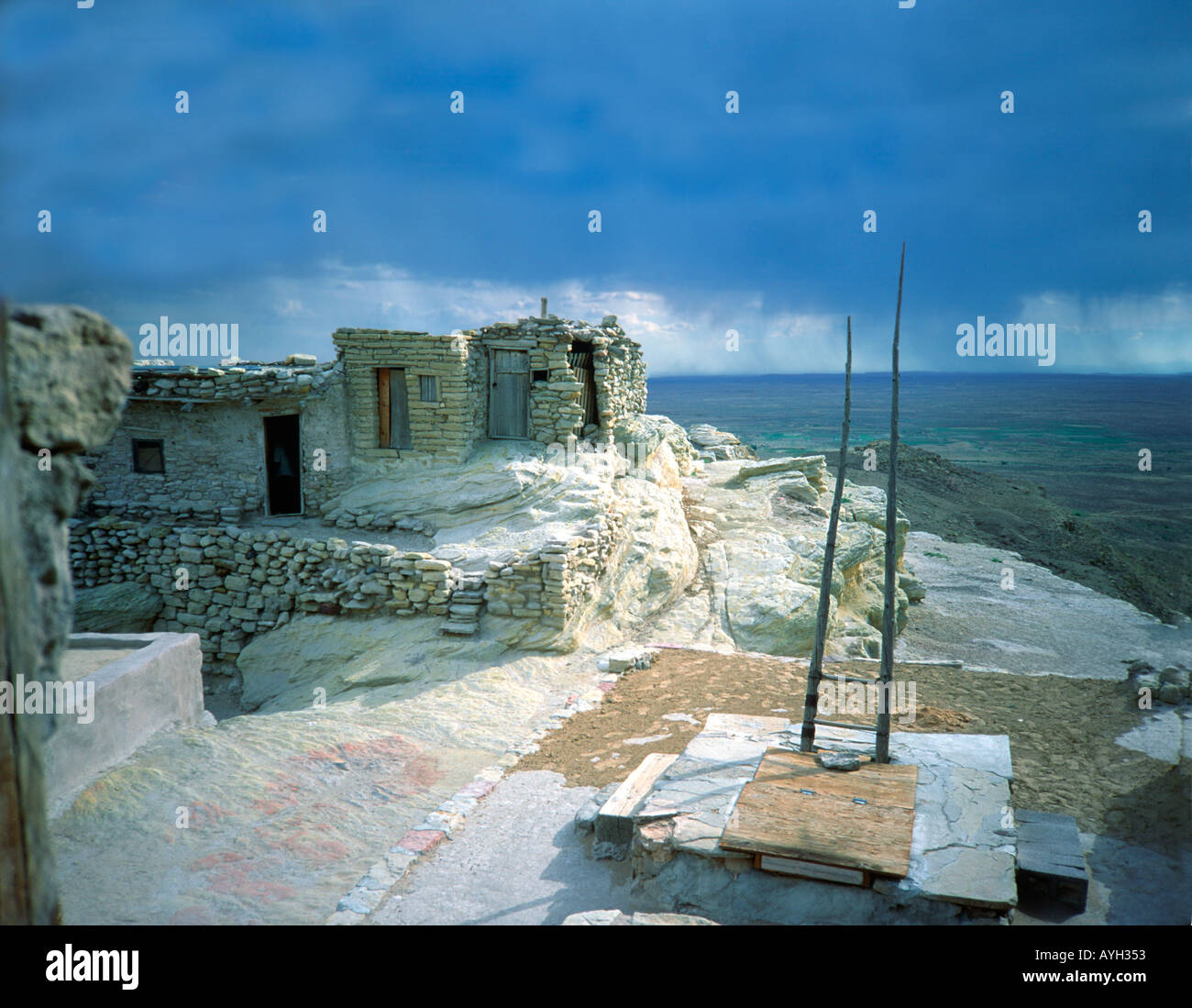 Une échelle s'élève à partir d'un cérémonial kiva sur l'ancien village de rock Indien Hopi Walpai est situé au sommet d'une mesa dans l'Arizona du nord Banque D'Images