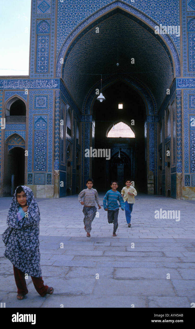 Les enfants au Masjed e Jame dans centre ville de Yazd, Iran Banque D'Images