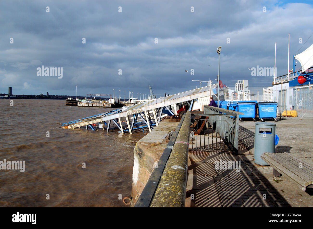 Liverpool Mersey Ferries landing stage après qu'il a coulé le 2 mars 2006 Banque D'Images