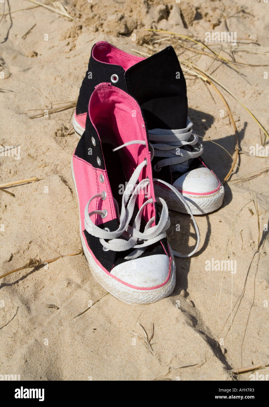 Chaussures de toile on Sandy Beach Banque D'Images