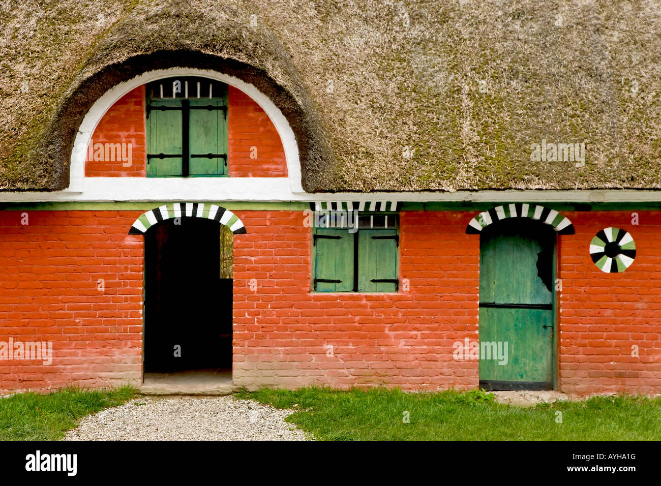 Vieille ferme rouge avec toit de chaume Banque D'Images