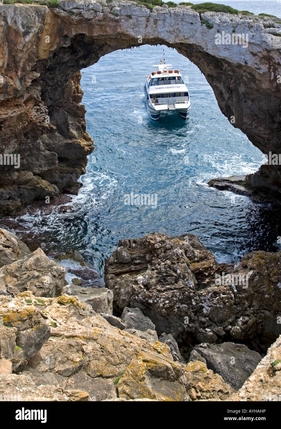 Bateau de tourisme et pierre naturelle.arch.près de Porto Cristo Mallorca Island.Espagne Banque D'Images