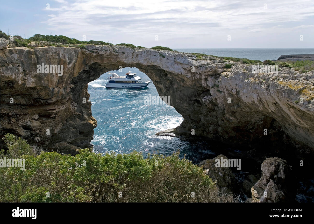 Bateau de tourisme et pierre naturelle.arch.près de Porto Cristo Mallorca Island.Espagne Banque D'Images