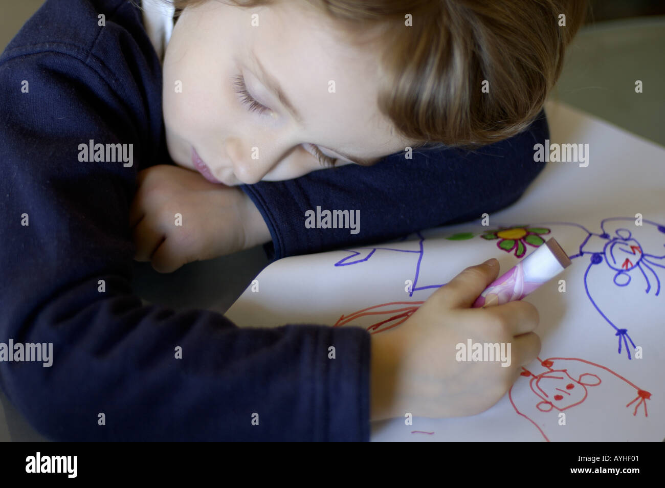 France Quatre ans fille dormir sur ses dessins Banque D'Images