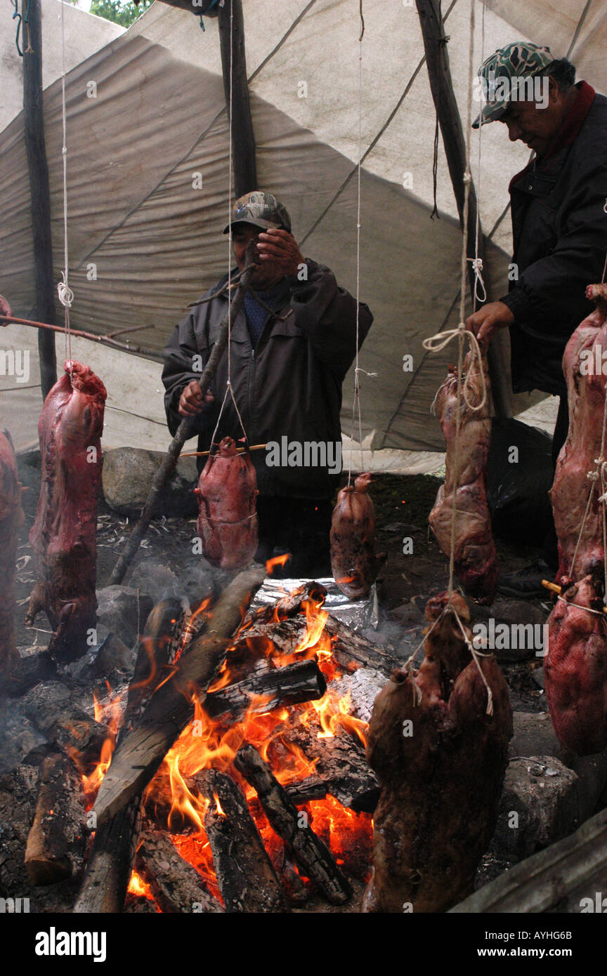 Les hommes autochtones crie de Mistissini, la viande sauvage cuisine nord du Québec canada Banque D'Images