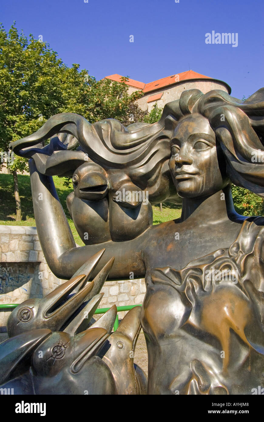 Bratislava Slovaquie Statue En Bronze De Femme Et De Magpies Au Dessous Du Chateau De Bratislava Photo Stock Alamy