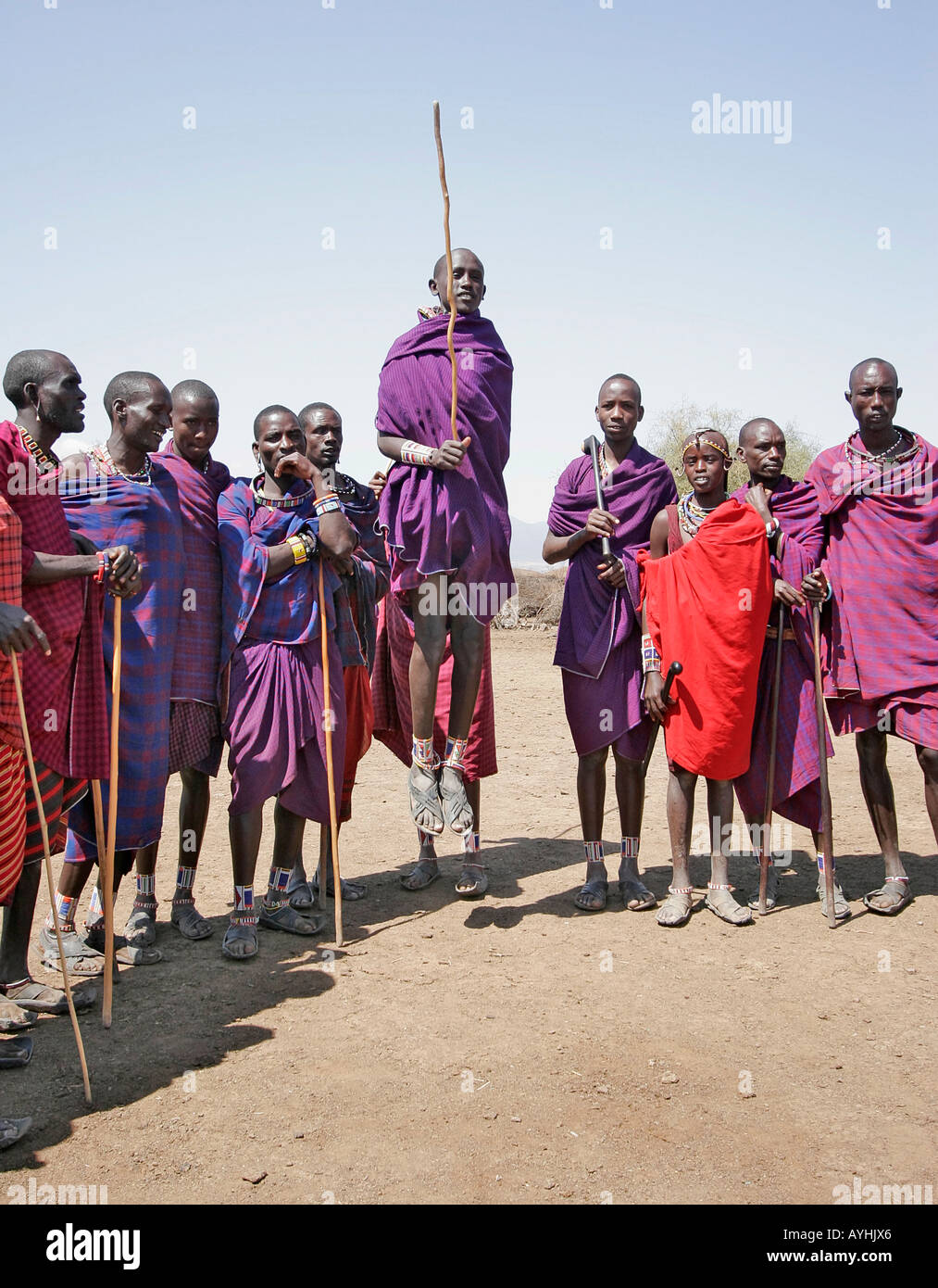 Les hommes masaï accueillent les visiteurs en effectuant la danse du village africain en saut Banque D'Images
