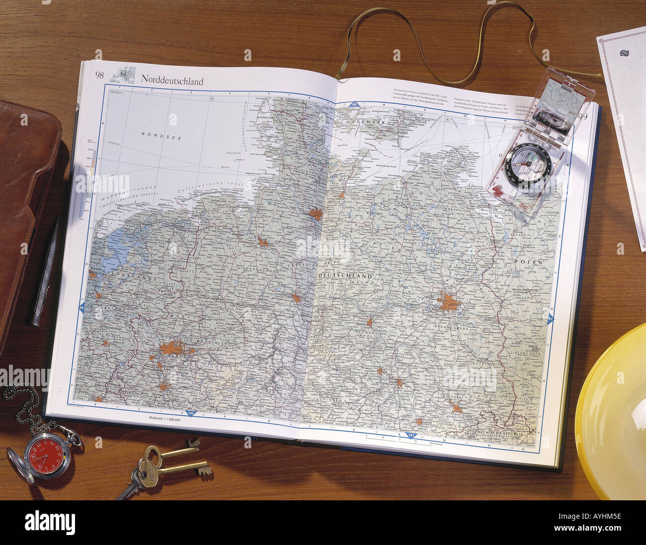 Strassenatlas mit Kompass Banque D'Images