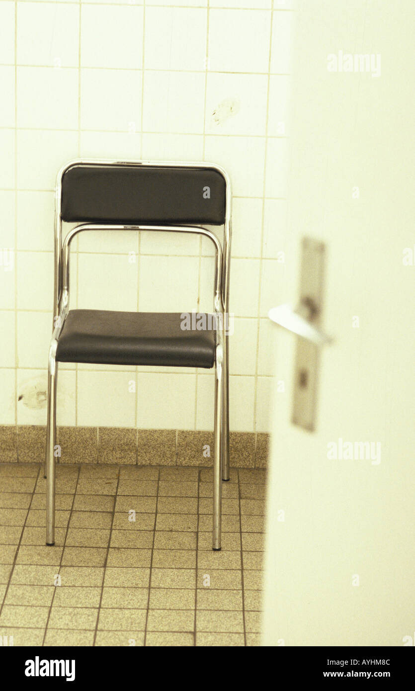 Metallrahmen mit Schwarzer Stuhl Banque D'Images