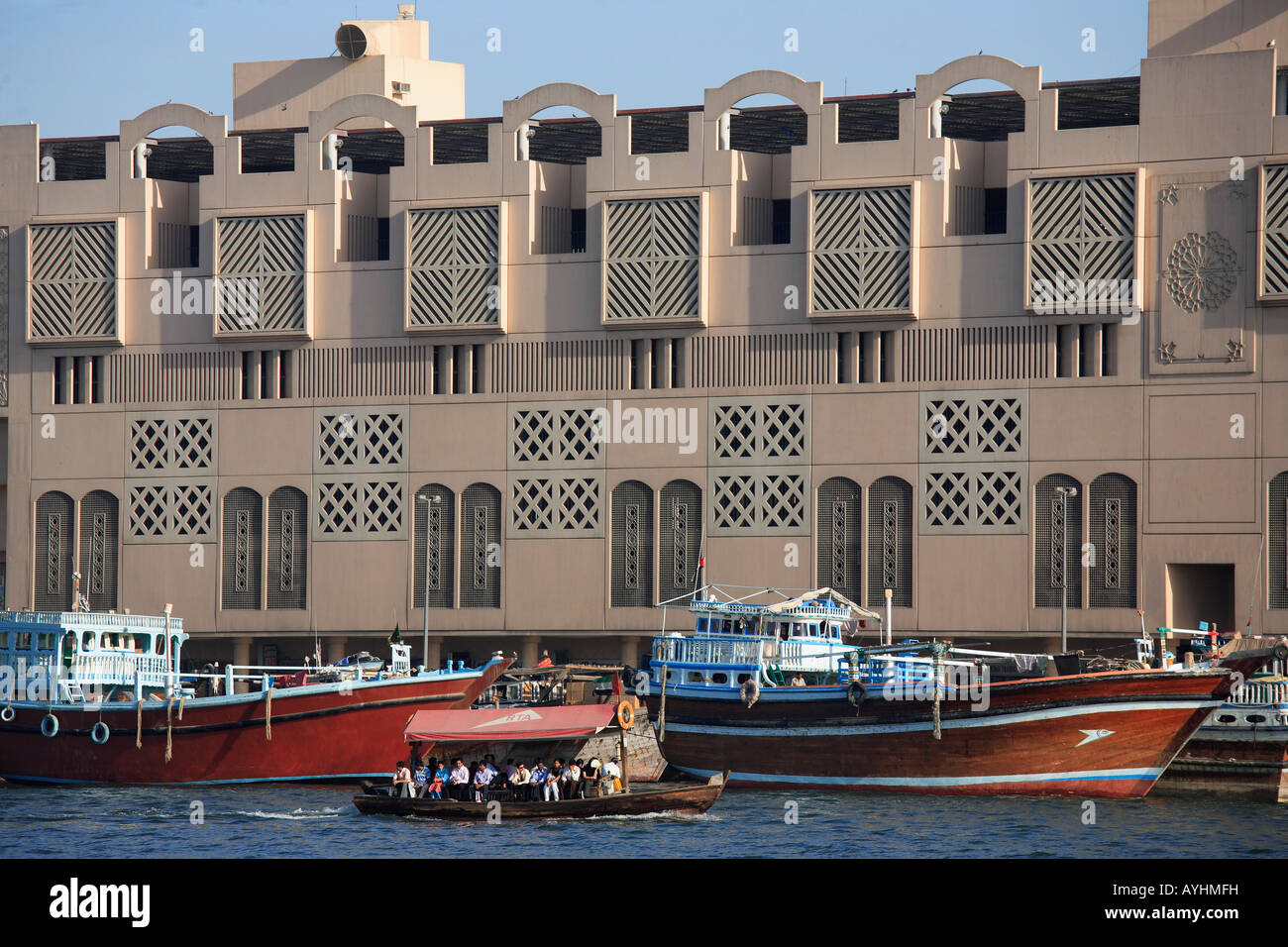 Emirats arabes unis Dubaï Dubai Deira Creek dhow quai et bateaux abra Banque D'Images