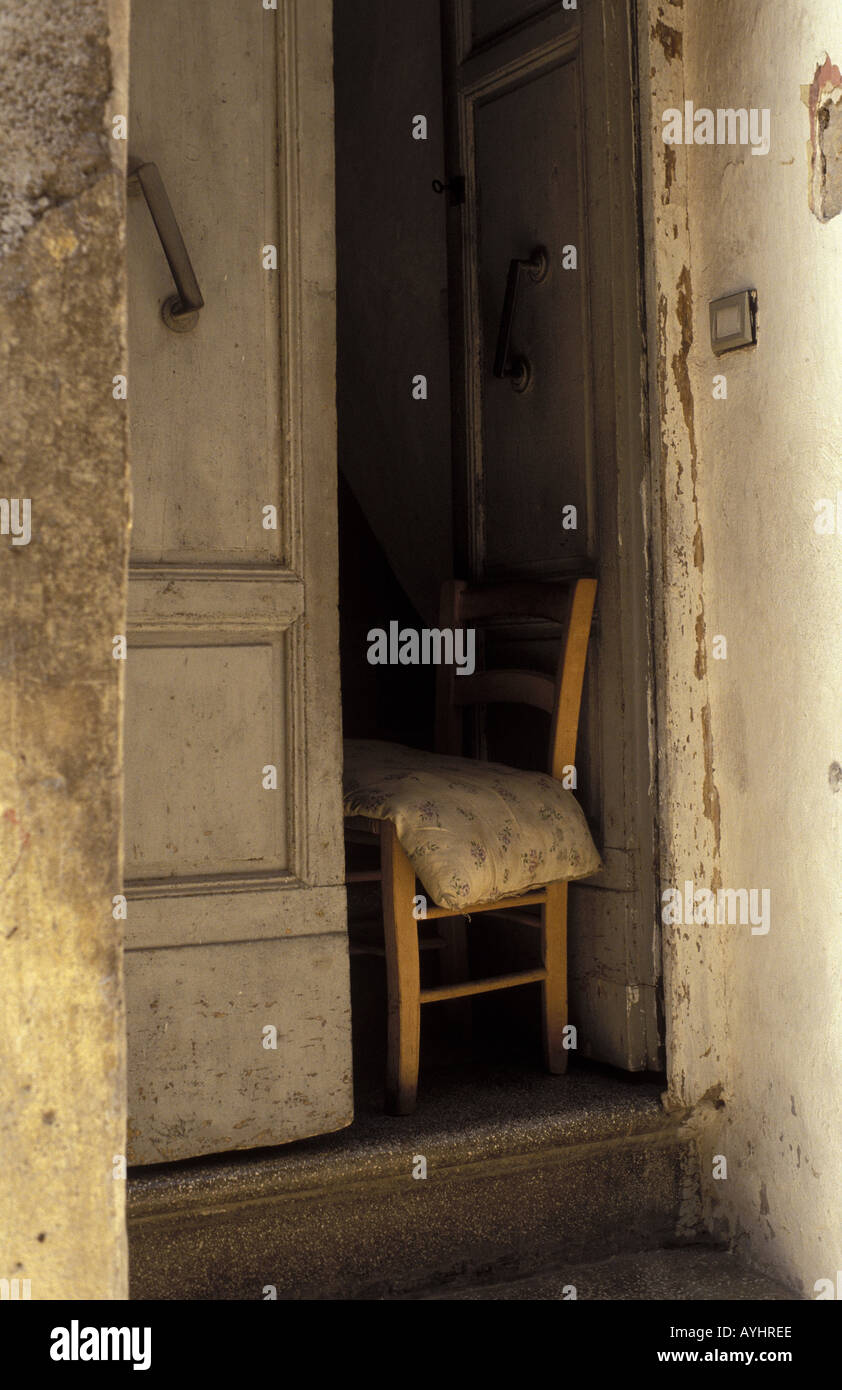 Holzstuhl Sitzkissen mit steht einem Hauseingang à Sarlat Dordogne Frankreich Banque D'Images