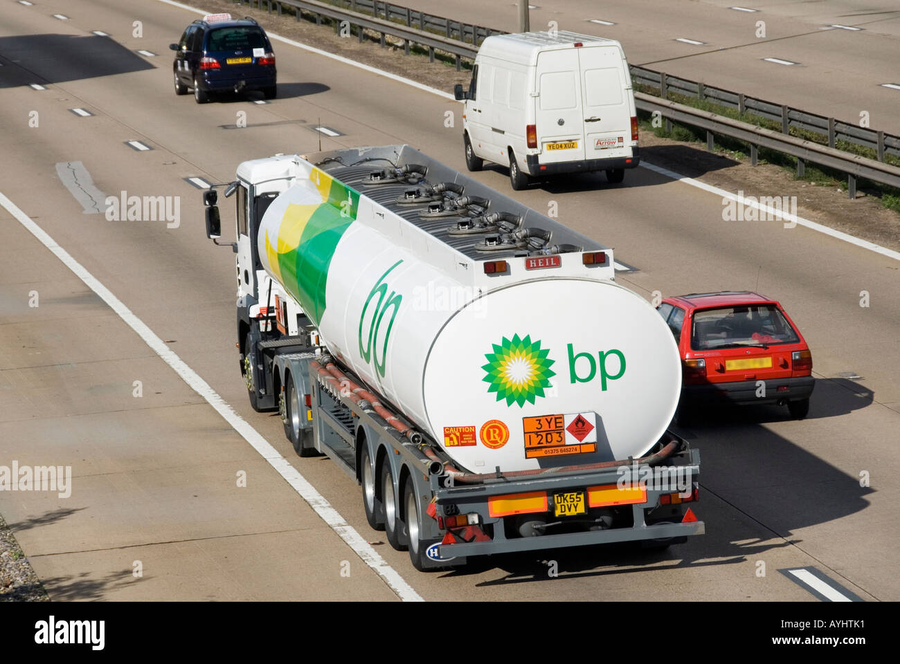 Logo de vue arrière aérienne BP sur camion-citerne à essence articulé dans la circulation conduisant l'autoroute M25 avec panneau d'information Hazchem Angleterre Royaume-Uni Banque D'Images