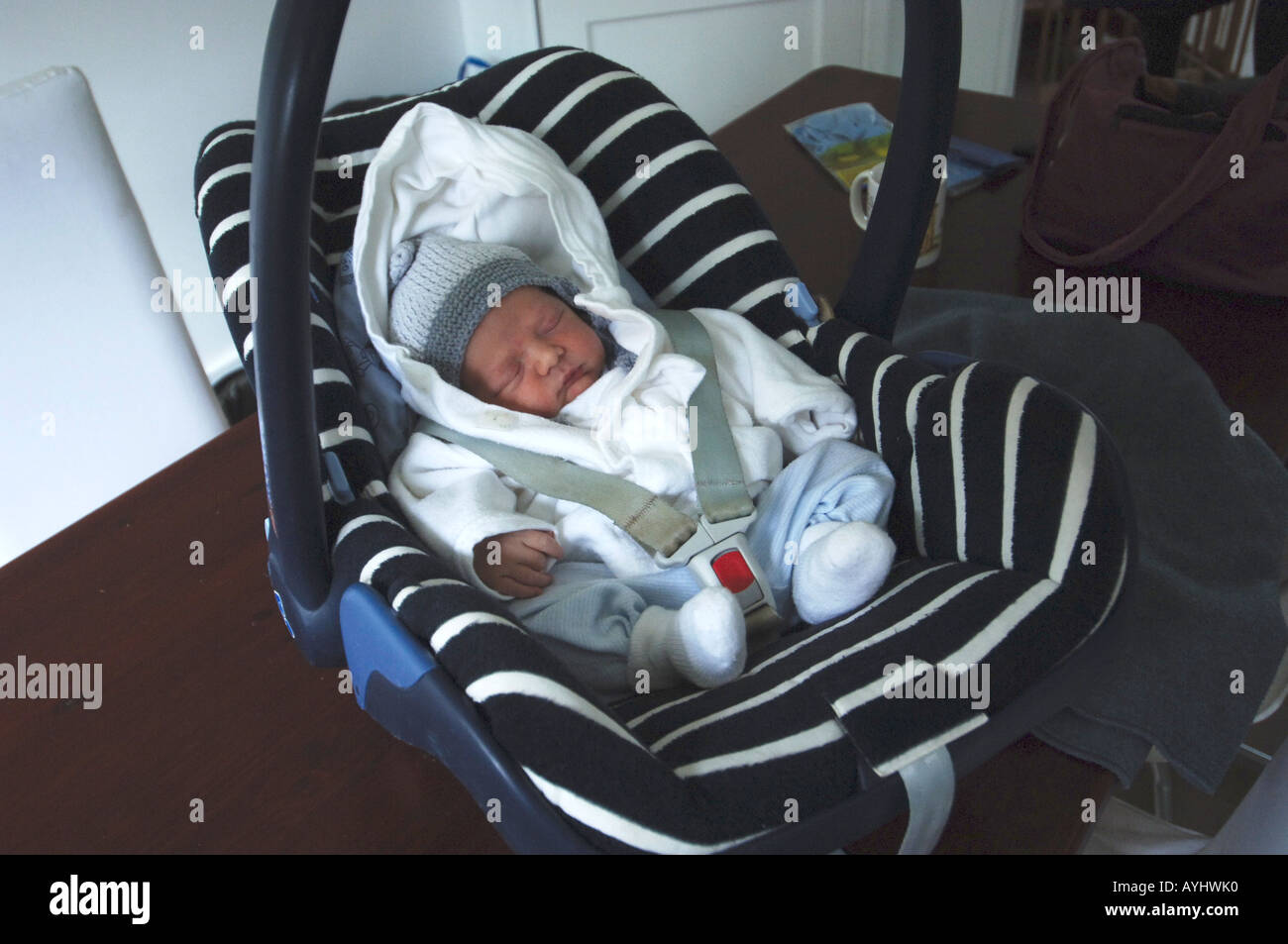 Bebe Nouveau Ne Garcon De Un Jour Dans Maxicosi Photo Stock Alamy Bebe Nouveau Ne Garcon De Un Jour Dans Maxicosi Photo Stock Alamy