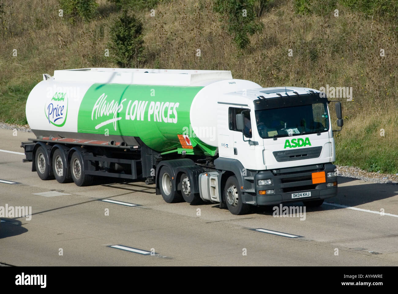 Autoroute M25 Les supermarchés Asda livraison camion-citerne de carburant ERF avec plaques Hazchem Banque D'Images