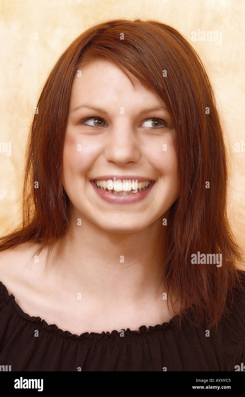 Laechelnde Junge Frau Banque D'Images