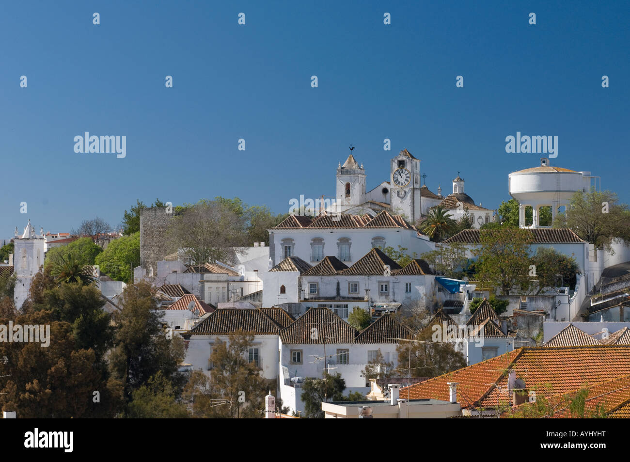 Vue sur la ville de Tavira, en Algarve, à en direction de Santa Maria do Castelo, Portugal Banque D'Images