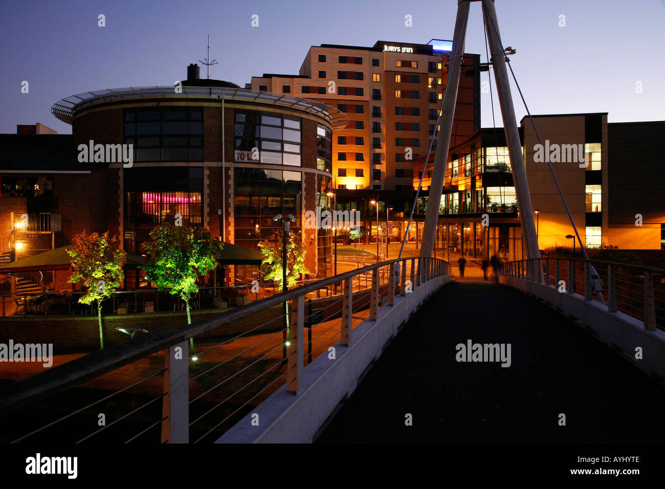 Photo de nuit de Leeds Waterfront et Jury's Inn. Prise du pont à l'Oracle. Banque D'Images