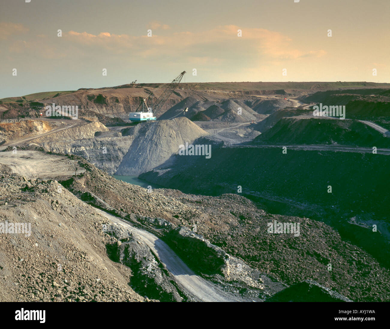 Faites glisser la ligne-crane travaillant dans une mine de charbon à ciel ouvert, à l'Est, près de kingsclere druridge bay, Northumberland, England UK., dans les années 90 Banque D'Images