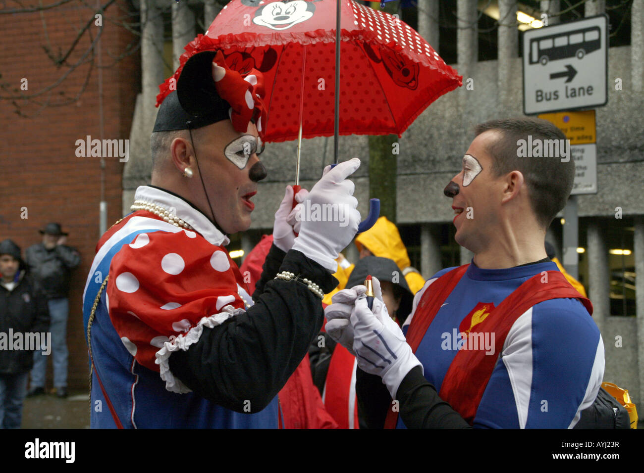French rugby supporters dans les rues de Cardiff avant le match Pays de Galles v France, 2008 Banque D'Images