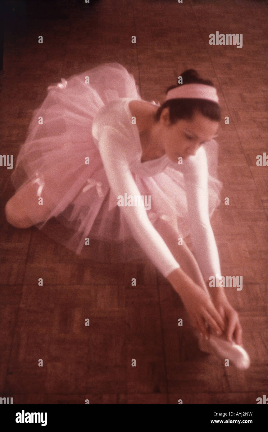 Ballerine femme en studio, Surrey, Angleterre, Royaume-Uni Banque D'Images