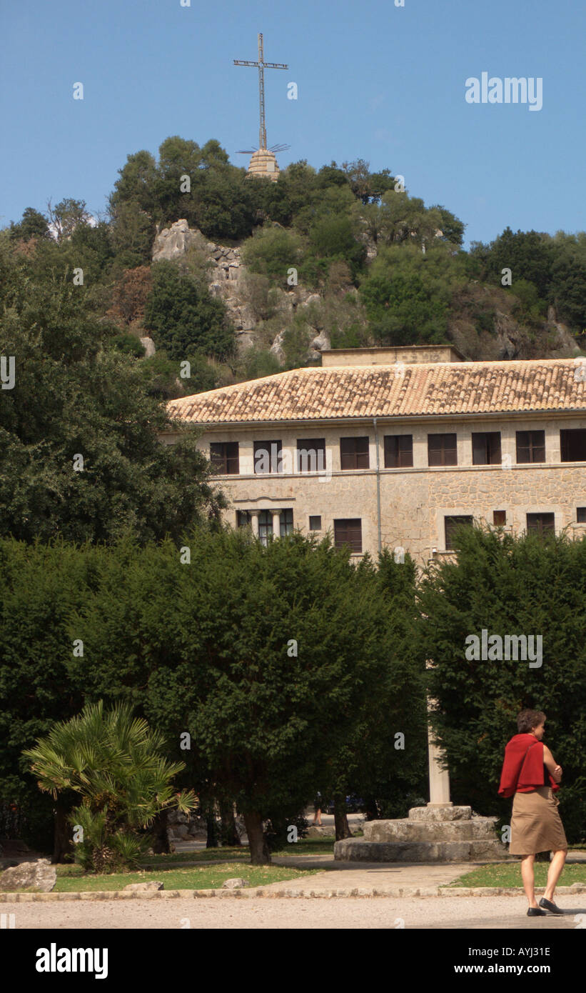 Touristes visitant le monastère de Lluc dans les montagnes de la Serra de Tramuntana, Hospedería del Santuari de Lluc, Escorca, Majorque, Iles Baléares, Espagne Banque D'Images