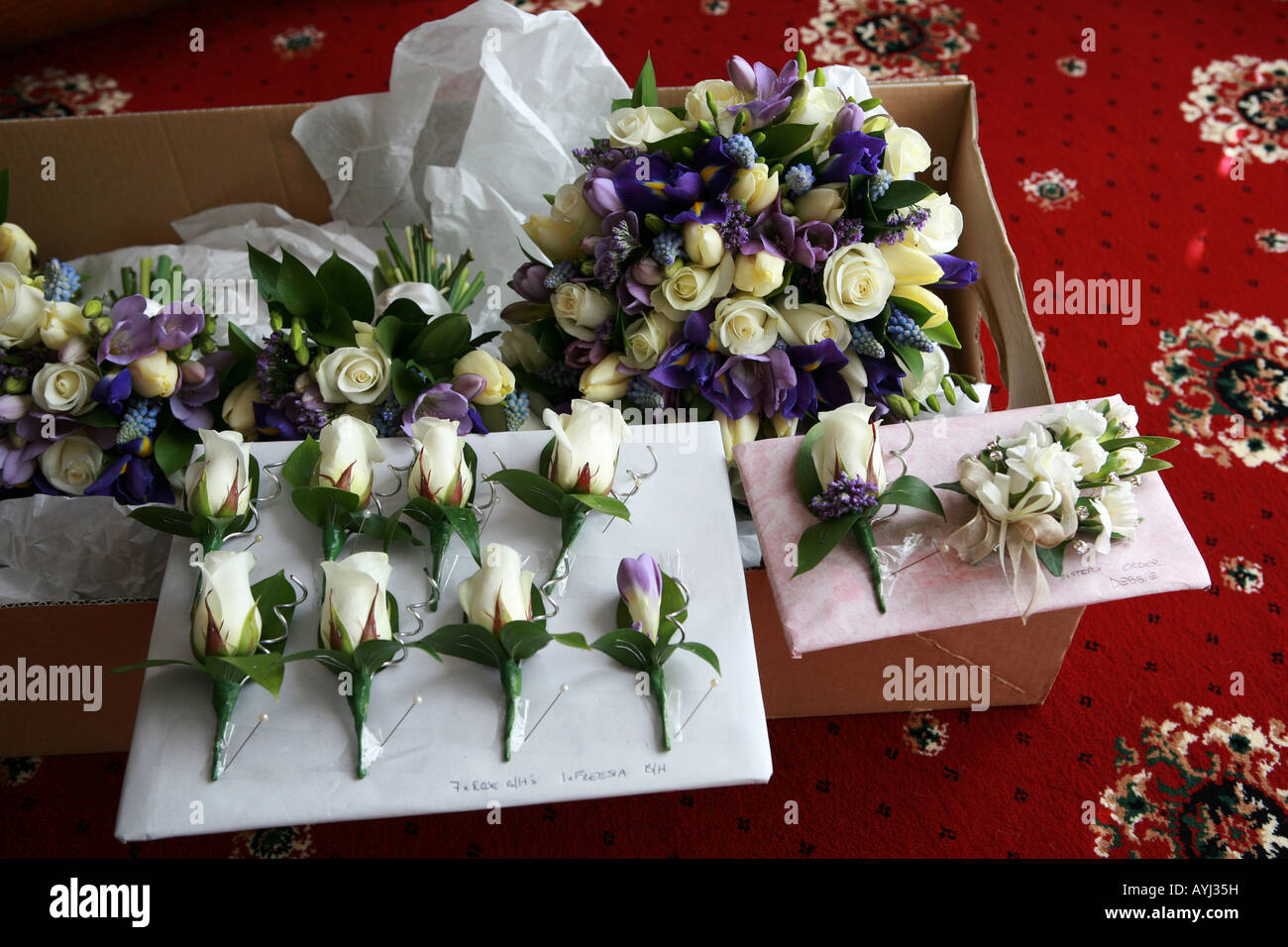 Bouquet de fleurs aux couleurs vives avec une fleur en bouton roses pour toiletter et meilleur homme garçons d'huissiers Banque D'Images