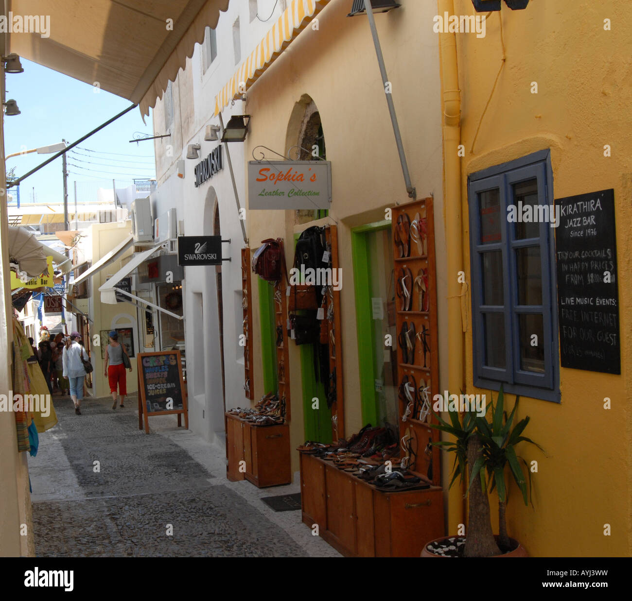 Shopping Alley étroit sur l'île de Santorin Banque D'Images